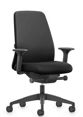 Schwarzer Everyis EV116 Drehstuhl von Interstuhl mit gepolsterter Rückenlehne und Armlehnen. Bürostuhl für ergonomisches Sitzen.